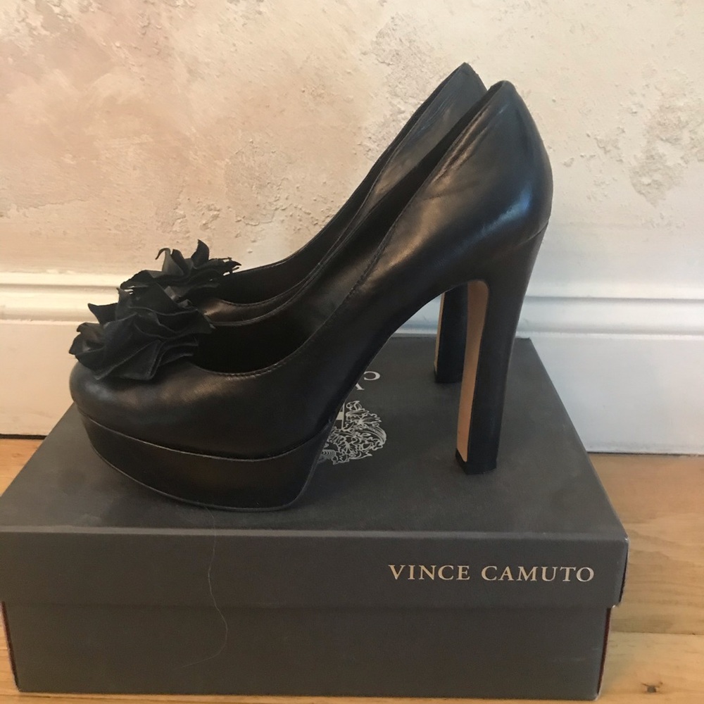 PRE OWNED VINCE CAMUTO JANESSA PLATFORMS SZ 9.5